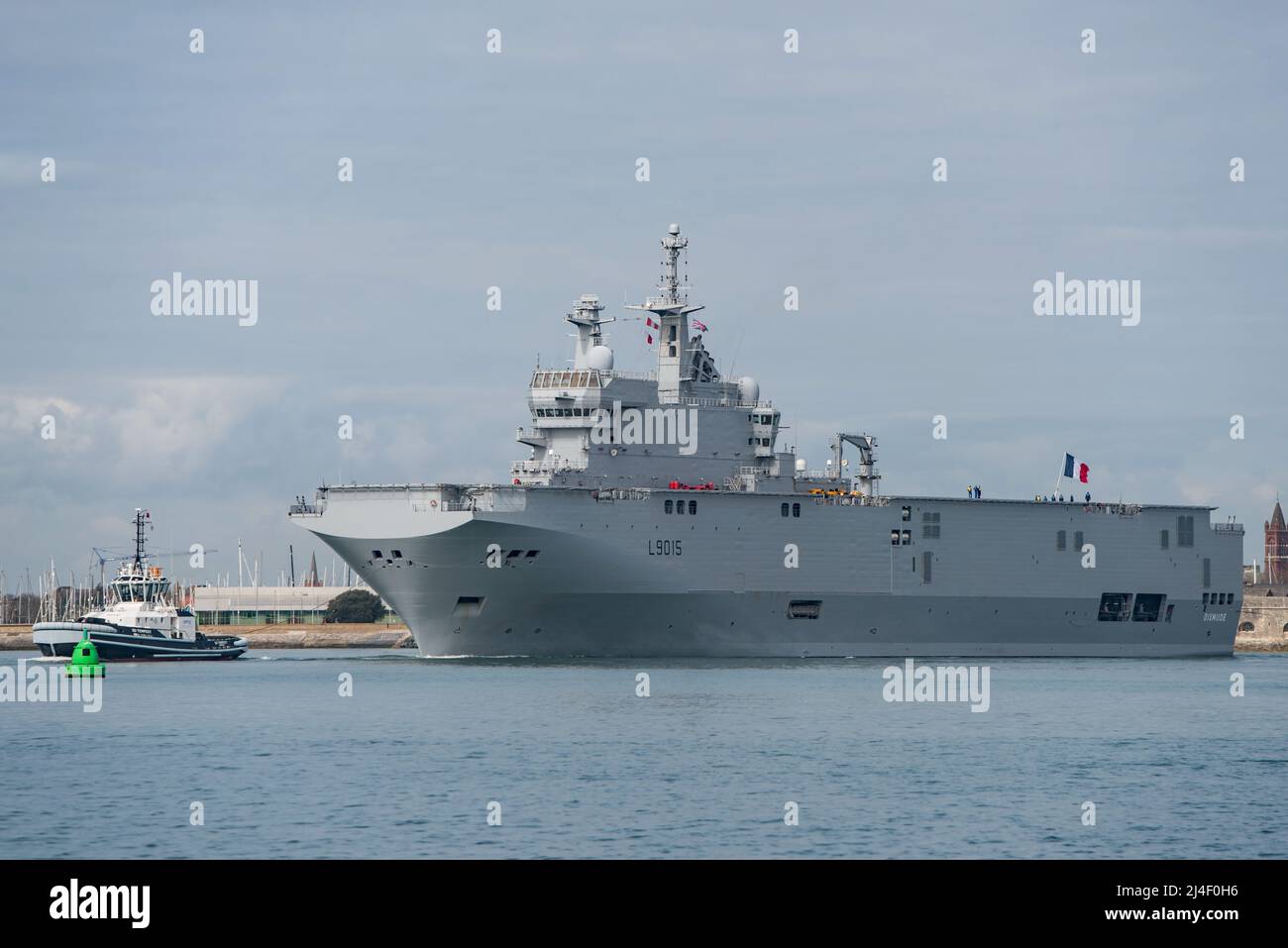 Le navire d'assaut amphibie FS Dixmude (L9015) de la Marine nationale (Marine nationale) quitte Portsmouth (Royaume-Uni) le 14/04/2022. Banque D'Images