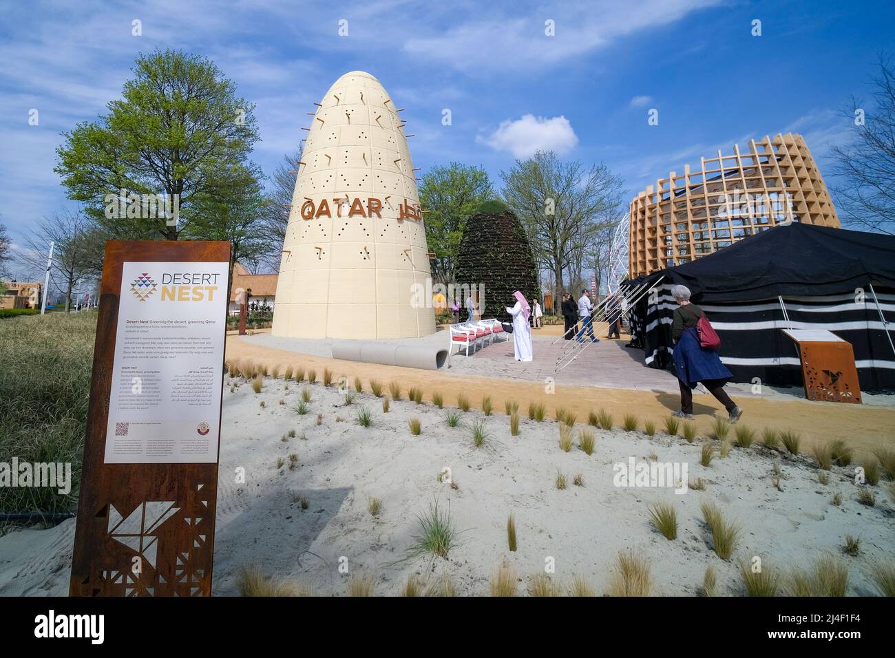 Almere, pays-Bas. 14th avril 2022. Les gens visitent le pavillon du Qatar à  Floriade Expo 2022 à Almere, aux pays-Bas, le 14 avril 2022. Avec le thème  "les villes vertes en pleine