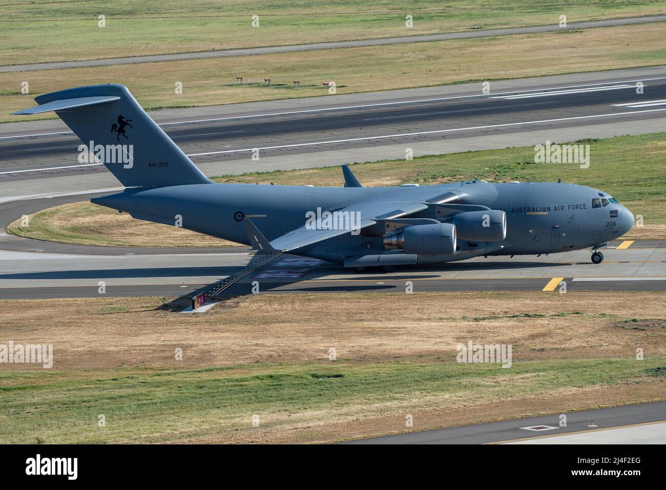 Un taxon C-17 Globemaster III de la Royal Australian Air Force au large de la piste de la base aérienne de Travis, Californie, le 12 avril 2022. Travis AFB dispose d'une capacité diversifiée pour répondre aux besoins de mobilité aérienne mondiale des nations pour soutenir les avions alliés. (É.-U. Photo de la Force aérienne par Heide Couch) Banque D'Images