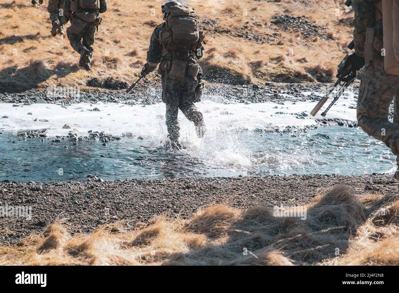 Marines des États-Unis affectées à l'unité expéditionnaire maritime de 22nd et les commandants maritimes royaux affectés à M Company, 42 Commando Royal Marines exécutent des mouvements navire-terre à l'appui de l'exercice Northern Viking 2022 à Miðsandur (Islande), le 11 avril 2022. Northern Viking 22 renforce l'interopérabilité et l'état de préparation de la force entre les États-Unis, l'Islande et les nations alliées, permettant le commandement et le contrôle multidomaines des forces conjointes et de coalition dans la défense des lignes de communication de l'Islande et de la mer dans le fossé du Groenland, de l'Islande et du Royaume-Uni (GIUK). (É.-U. Photo de la marine par Spécialiste des communications de masse 1s Banque D'Images