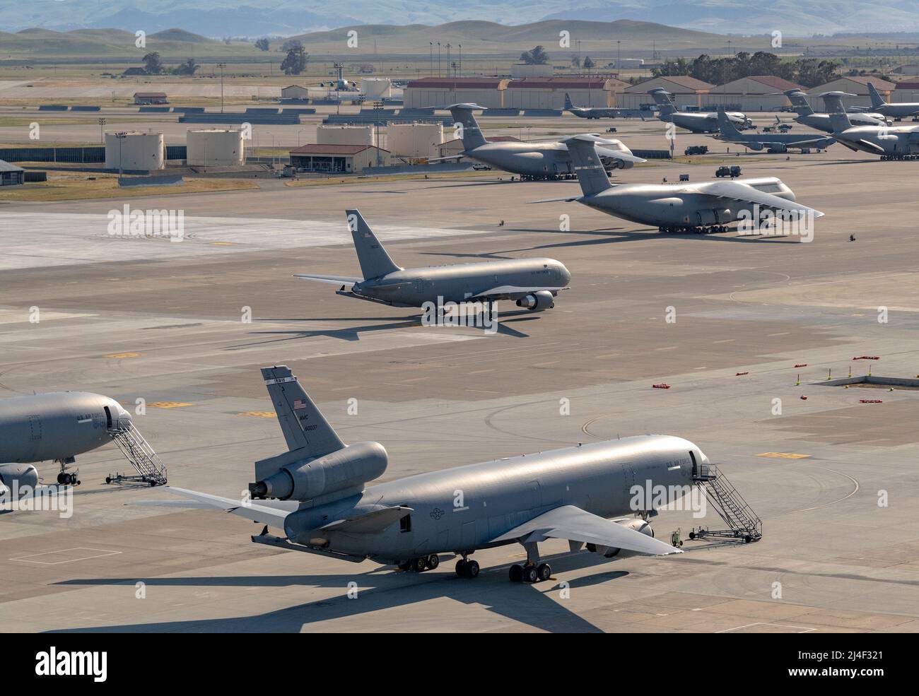 Une Pégase KC-46A de la U.S. Air Force, en haut au centre, passe devant un prolongateur KC-10 à la base aérienne de Travis, en Californie, le 12 avril 2022. Dix tankers KC-46A Pegasus et huit Stratotankers KC-135RT ont été déplacés à l'AFB de Travis depuis l'AFB de McConnell par mesure de précaution en raison de la possibilité de conditions météorologiques sévères affectant la région de Wichita. (É.-U. Photo de la Force aérienne par Heide Couch) Banque D'Images