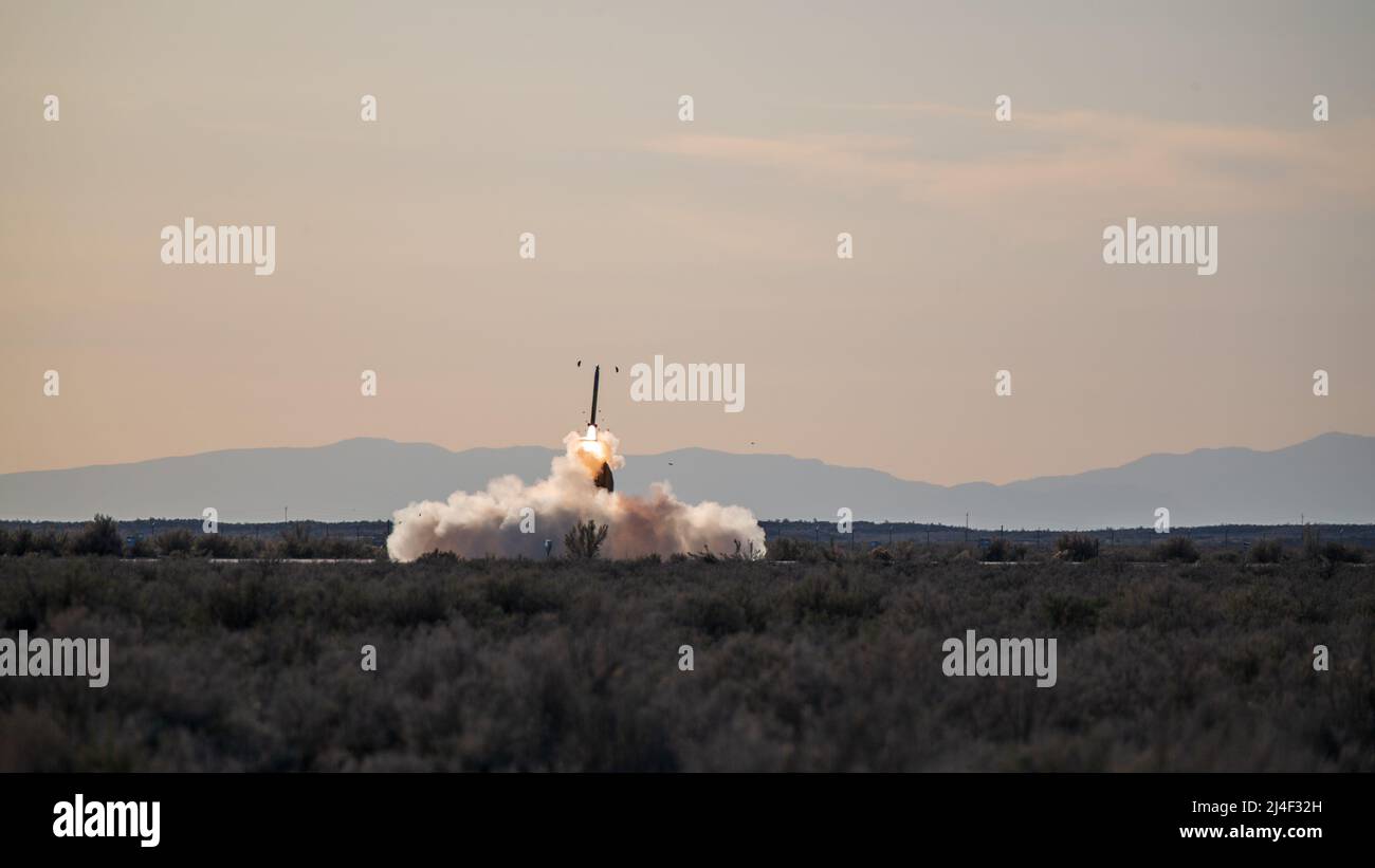 Un système de fusée de l'artillerie à grande mobilité du corps maritime américain M142 affecté à kilo Battery, 2nd Bataillon, 14th Marine Regiment, Réserve des forces maritimes, lance une fusée tout en menant un événement d'entraînement d'insertion rapide de HImars pendant le cours d'instructeur armes et tactiques 2-22, Dugway Proving Ground, Utah, 6 avril 2022. Les membres de l'équipage de la société HImars Marines et Marine s'entraînent régulièrement pour mener des missions d'insertion rapide de la société, facilitant ainsi l'exécution rapide et efficace de la mission. (É.-U. Photo du corps marin par Cpl. Brendan Mullin) Banque D'Images