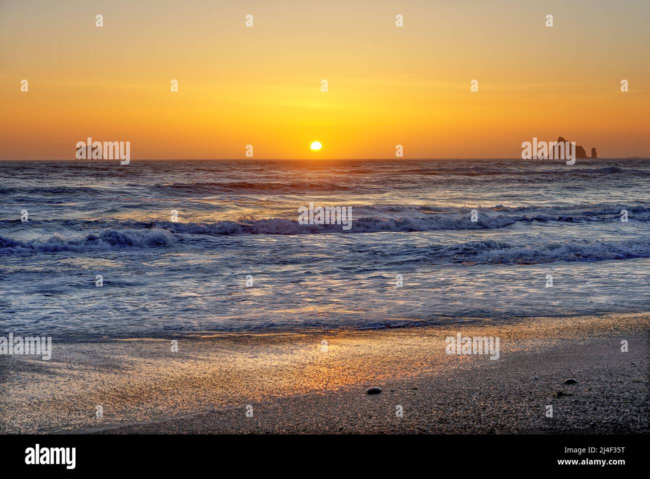 Coucher de soleil avec piles de mer à la plage du Rialto dans le parc national olympique Banque D'Images
