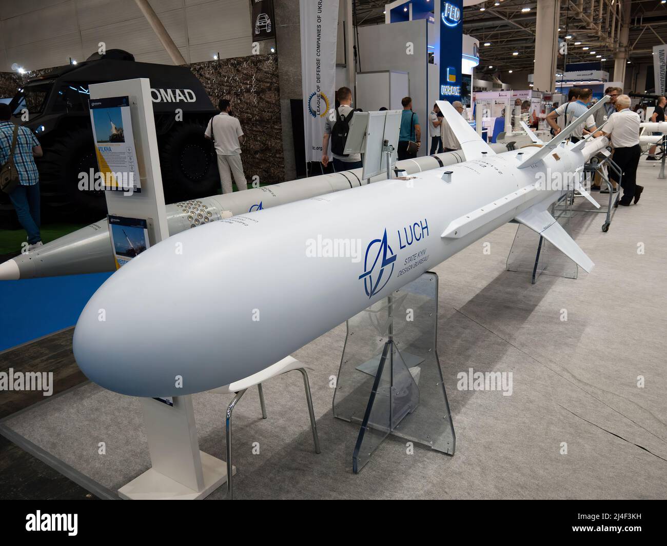 Le missile antinavire Neptune R-360, exposé lors d'une exposition d'armes à Kiev, en Ukraine. 2021. S un missile de croisière ukrainien anti-navire développé par Luch Design Bureau. La conception de Neptune est basée sur le missile antinavire soviétique KH-35, avec une portée et une électronique considérablement améliorées. Le système est conçu pour vaincre les navires de guerre de surface et les navires de transport avec un déplacement jusqu'à 5 000 tonnes, soit dans des convois ou se déplaçant individuellement. Le système est entré en service avec la marine ukrainienne en mars 2021. PHOTO: Ministère de la Défense de l'Ukraine Banque D'Images