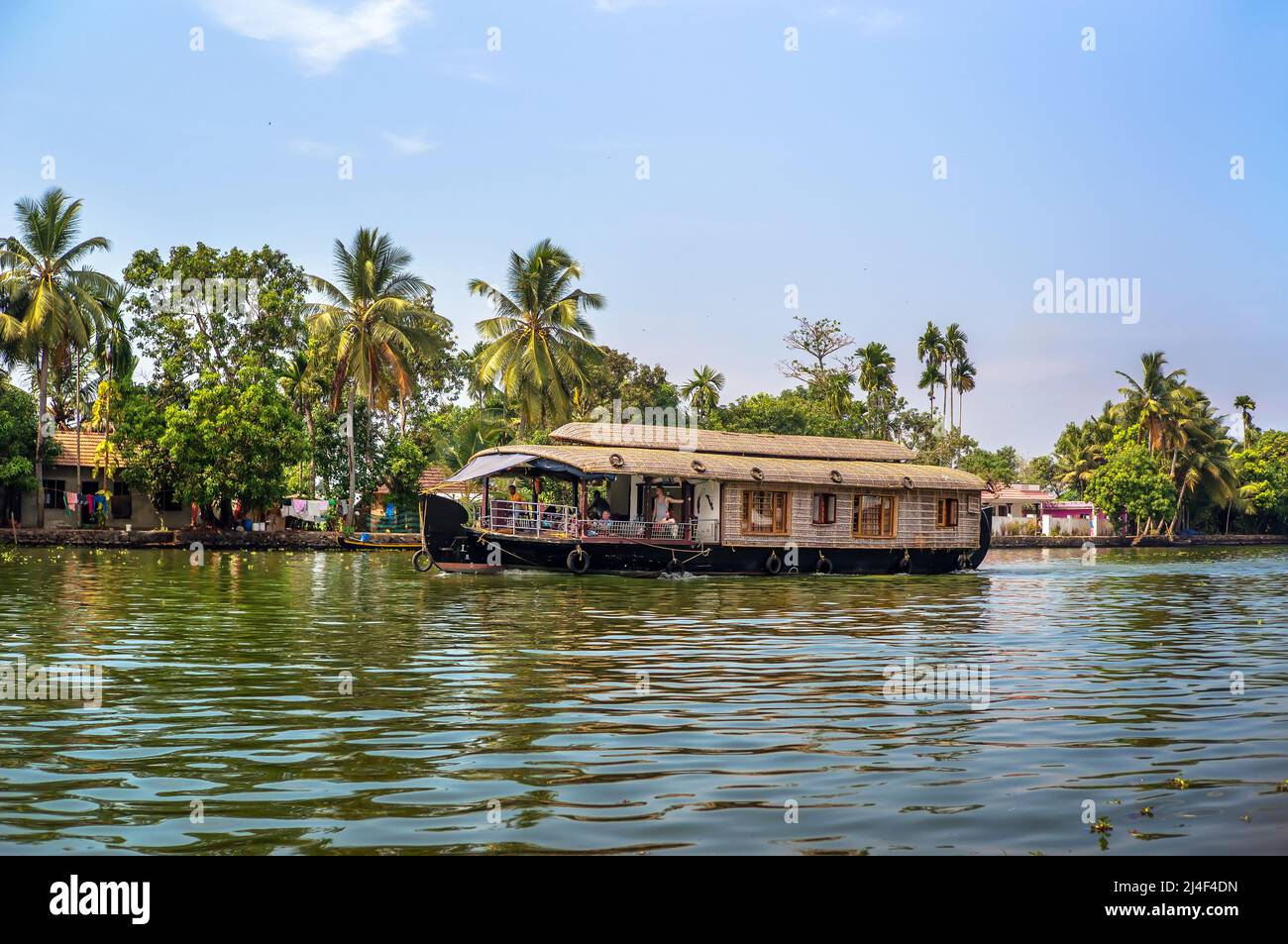 Touristes naviguant sur péniche le long des eaux du Kerala. Kerala, Inde. Banque D'Images