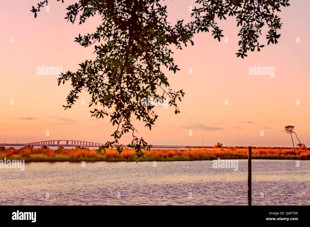 Le pont Dauphin Island est photographié au coucher du soleil depuis le parc Blue Heron, le 14 avril 2022, à Dauphin Island, en Alabama. Banque D'Images