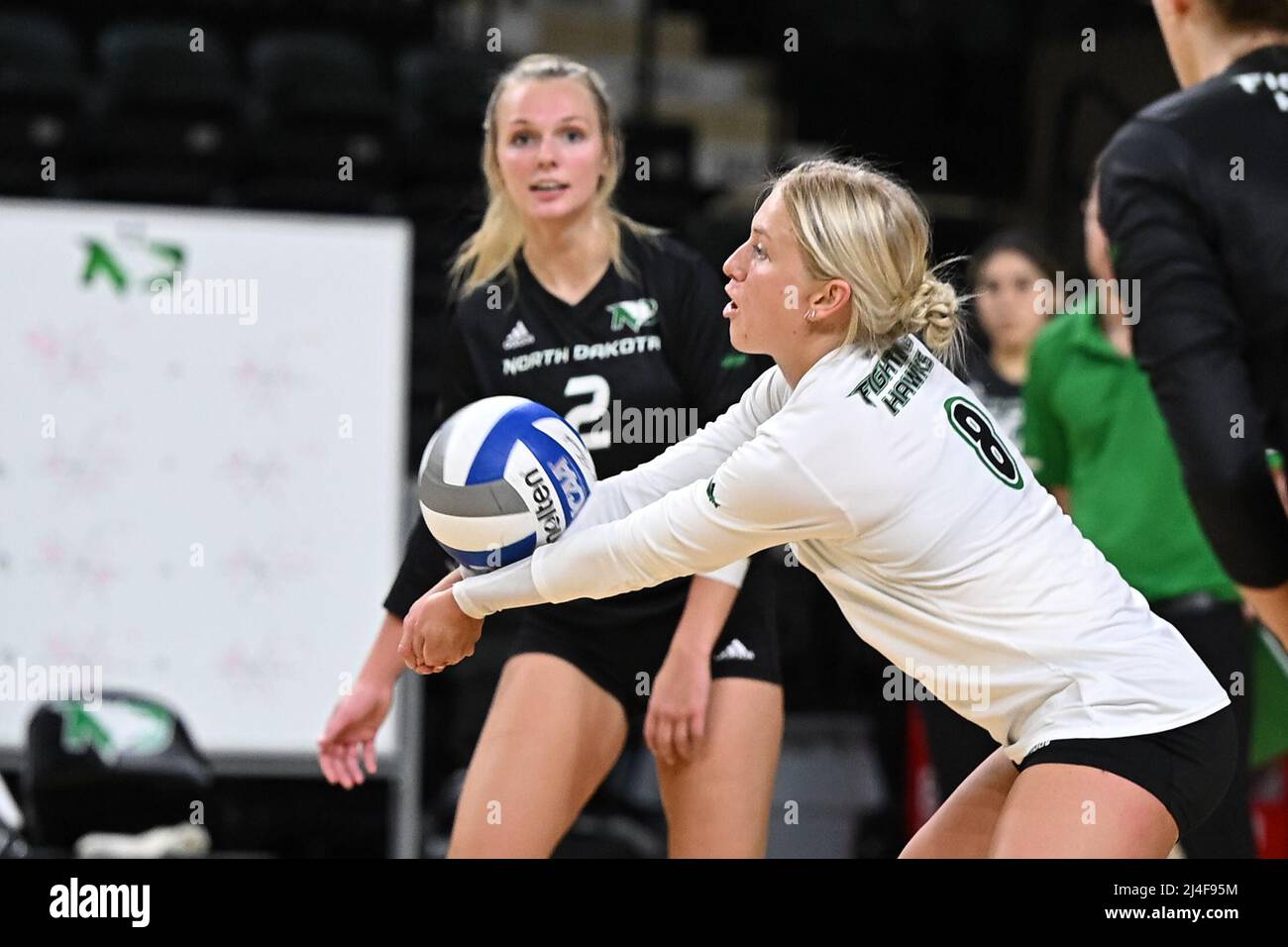 Le 14 avril 2021 le spécialiste de la défense des faucons de combat de l'Université du Dakota du Nord Jocelyn Julson (8) fait une passe-bump lors d'un sermage de volleyball de printemps de la NCAA pour les faucons de combat de l'Université du Dakota du Nord au Betty Engelstad Sioux Centre de Grand Forks, Dakota du Nord. Photo de Russell Hons/CSM Banque D'Images