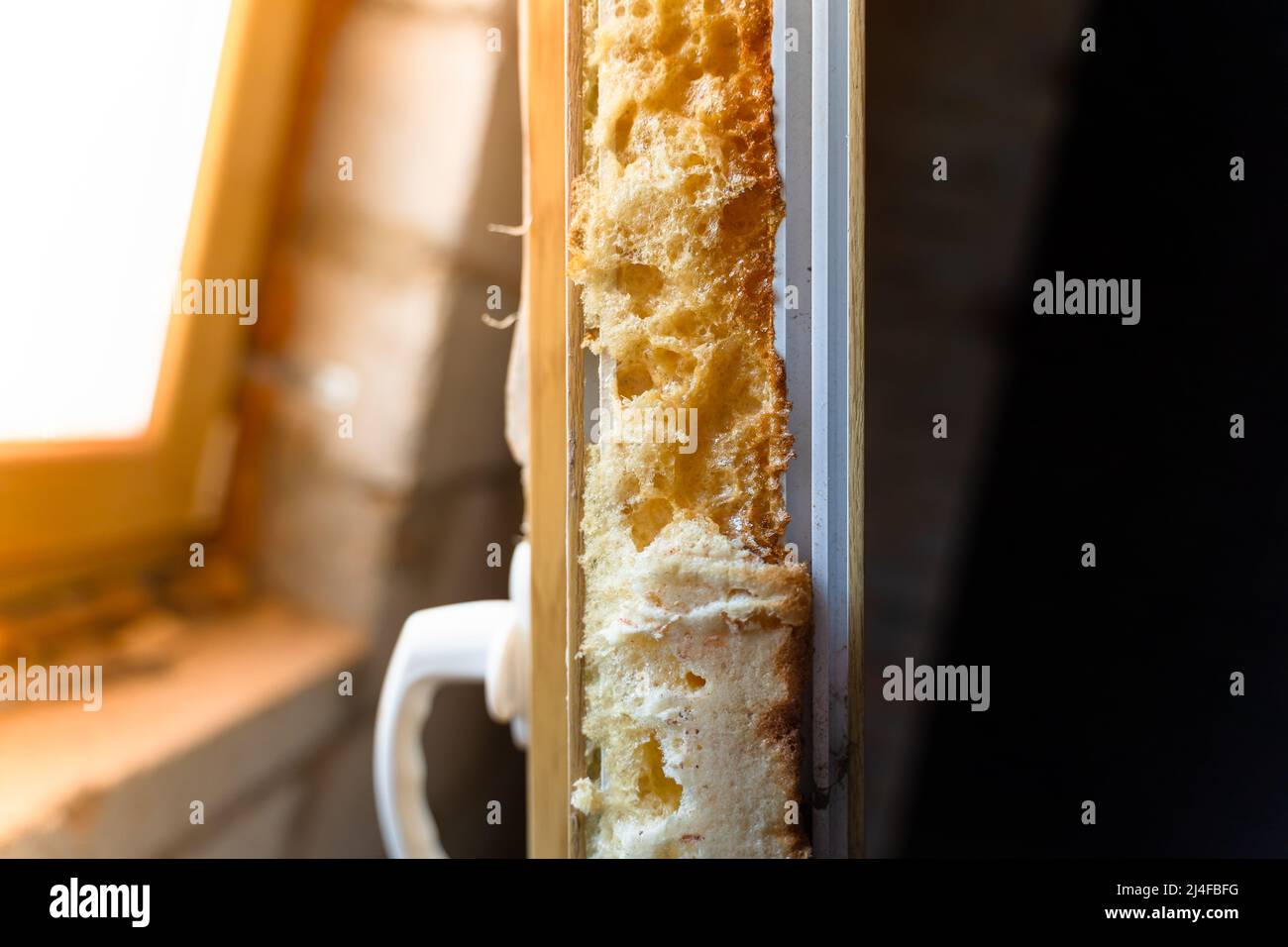 Mousse de montage sur une fenêtre en plastique démontée. Moussage de la fenêtre périphérique pour éliminer la perte de chaleur Banque D'Images