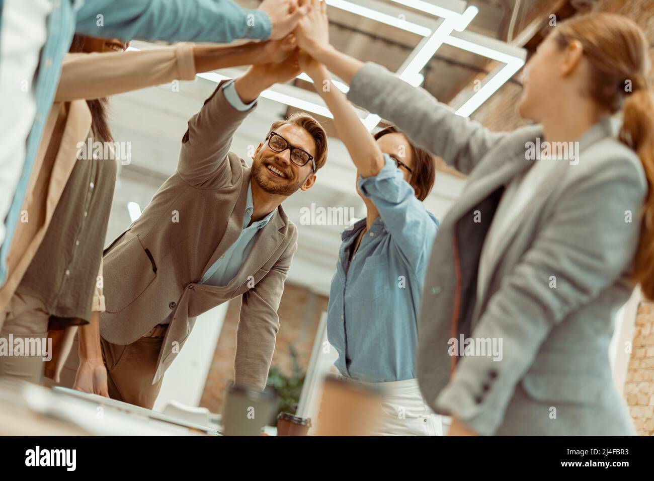 Les gens d'affaires en donnent cinq à leur collègue au bureau Banque D'Images