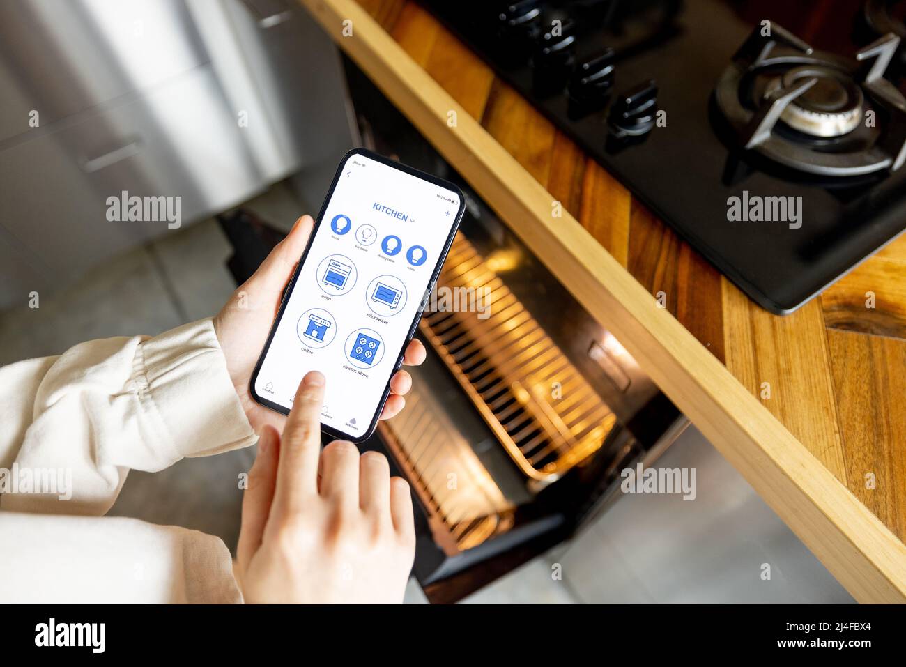 Contrôler les appareils de cuisine avec un smartphone Banque D'Images
