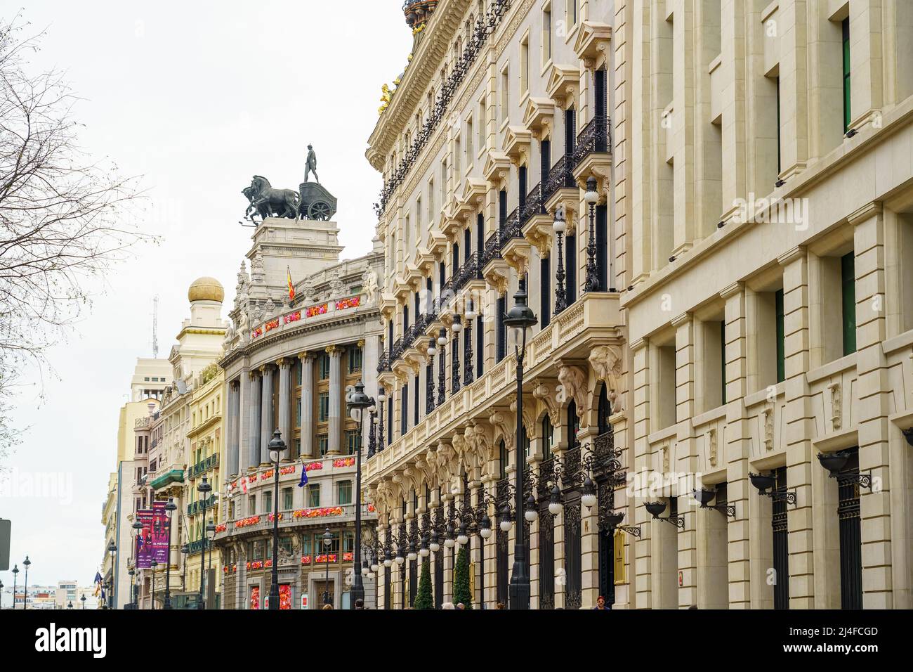 Madrid, Espagne, 9 avril 2021 : bâtiments néoclassiques sur la Calle Alcala dans la ville de Madrid. Banque D'Images