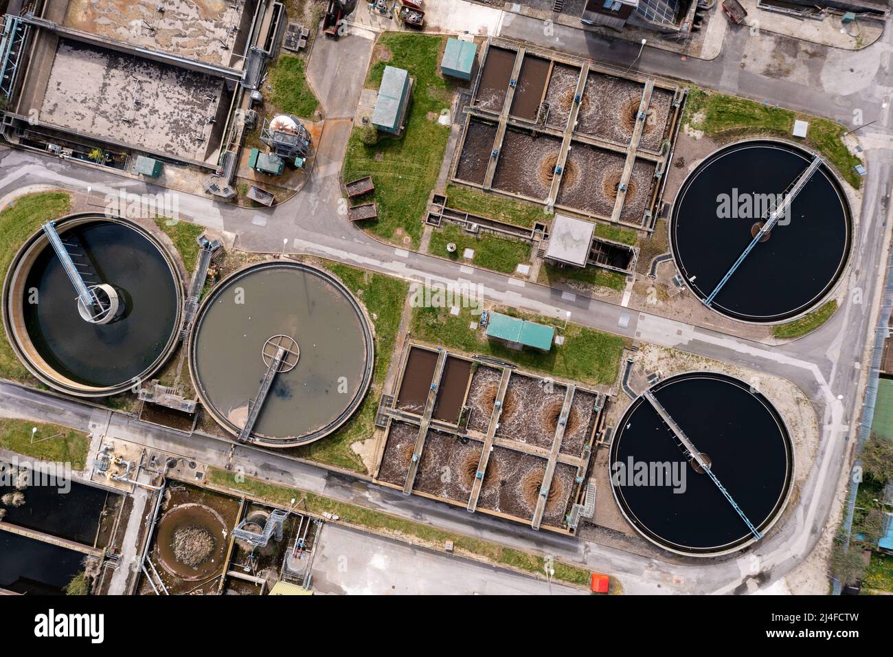 Vue aérienne d'Une usine de traitement de l'eau avec des effluents et des fosses septiques d'eau sale purifiées en eau potable Banque D'Images