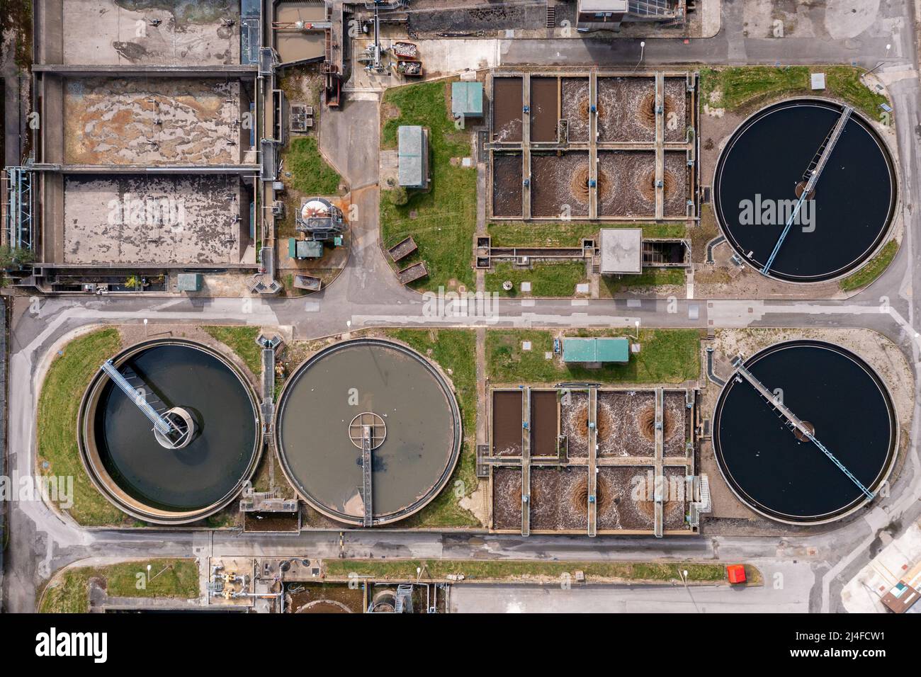Vue aérienne d'Une usine de traitement de l'eau avec des effluents et des fosses septiques d'eau sale purifiées en eau potable Banque D'Images
