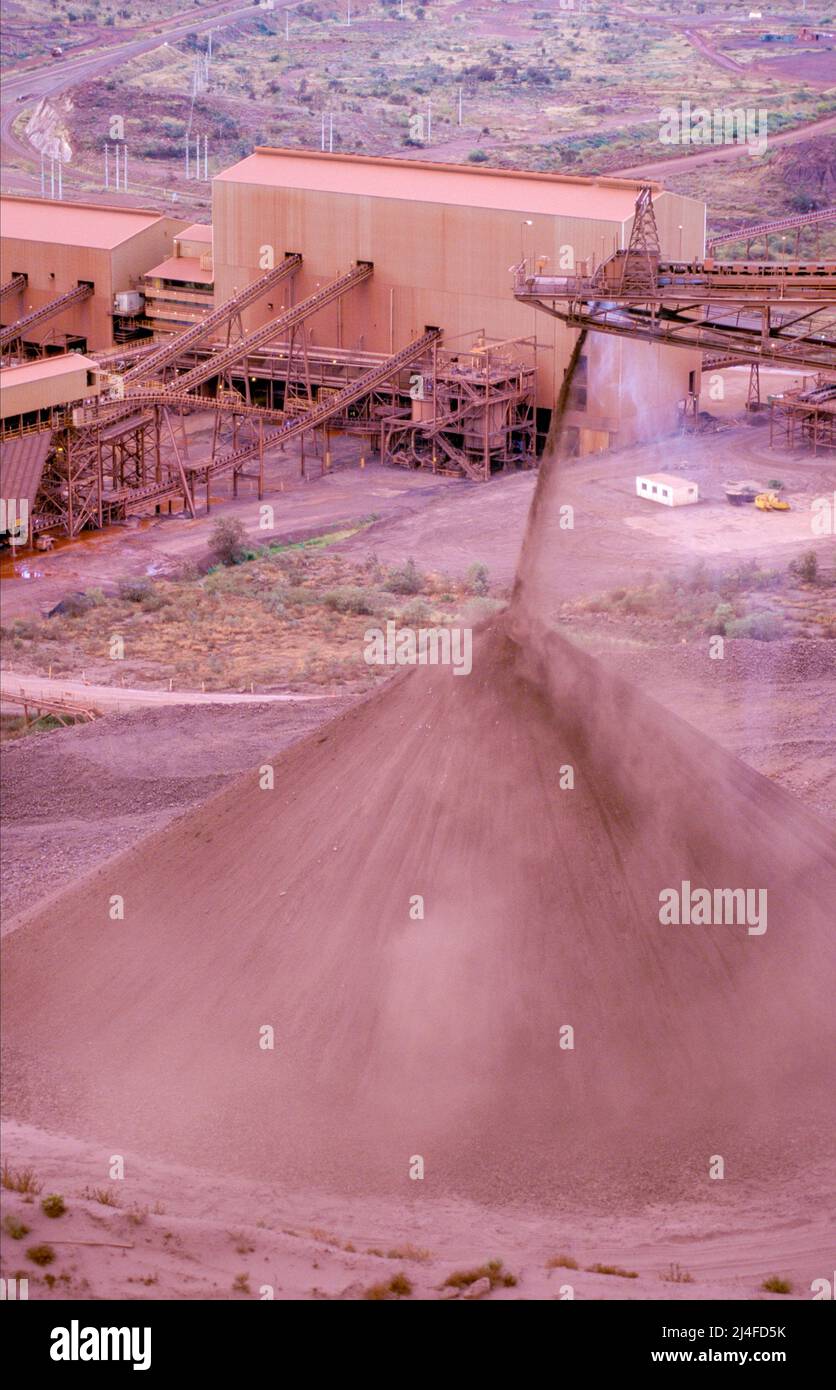 Pile de minerai de fer dans la région de Pilbara en Australie occidentale . Banque D'Images