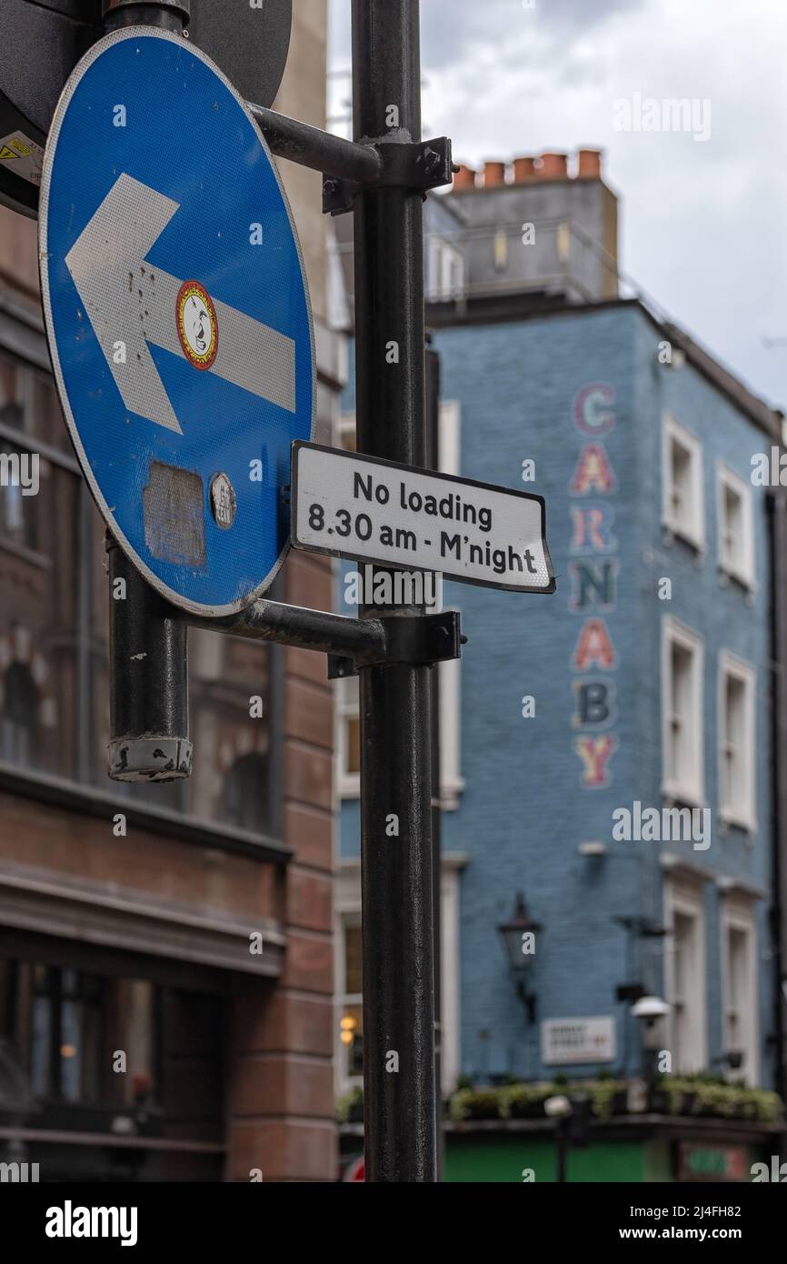 LONDRES, Royaume-Uni - 13 AVRIL 2022 : panneau de signalisation à sens unique à Soho avec vue désamorcée de Carnaby Street en arrière-plan Banque D'Images