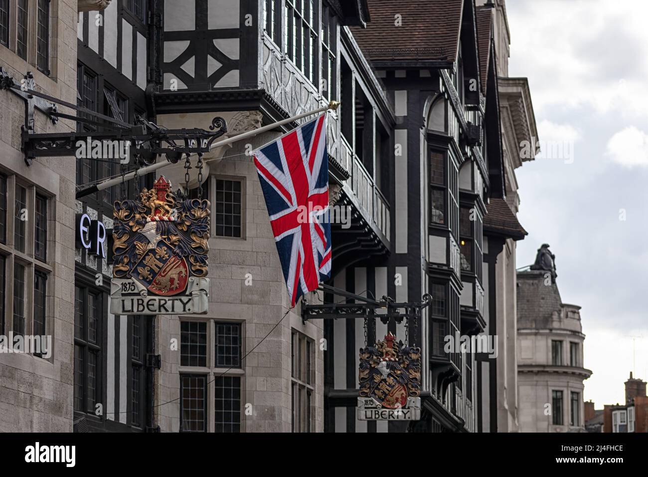 ONDON, Royaume-Uni - 13 AVRIL 2022 : panneaux et drapeau Union Jack devant le grand magasin de luxe Liberty London à Great Marlborough Street Banque D'Images