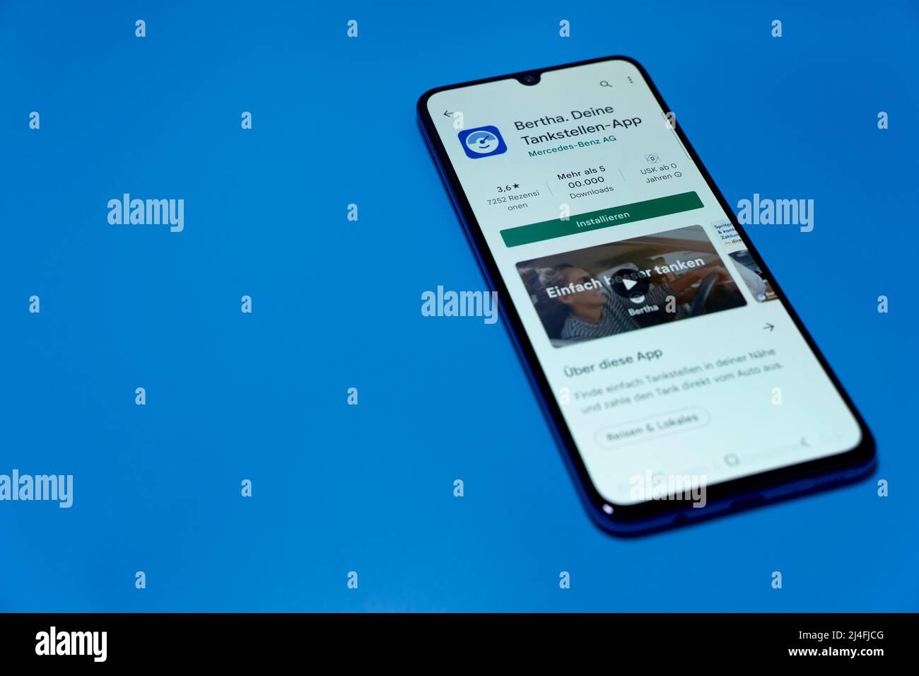 Stuttgart, Allemagne - 10 avril 2022 : smartphone avec application prix carburant et essence (bertha, mercedes-benz ag). Carburant bon marché. Réduire les coûts élevés du gaz et du pétrole Banque D'Images
