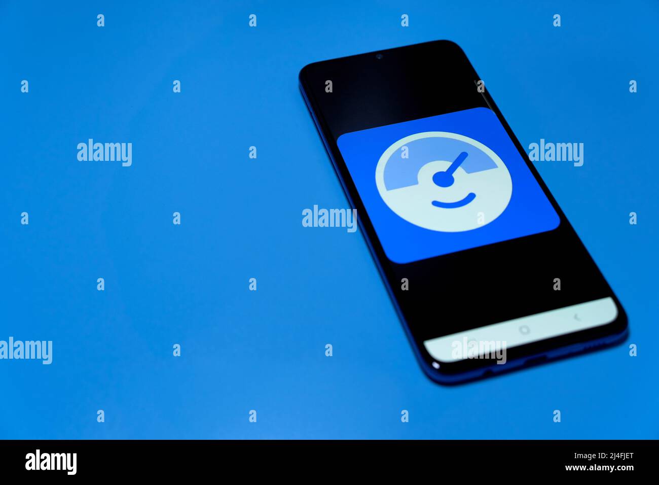 Stuttgart, Allemagne - 10 avril 2022 : smartphone avec application prix carburant et essence (bertha, mercedes-benz ag). Carburant bon marché. Réduire les coûts élevés du gaz et du pétrole Banque D'Images