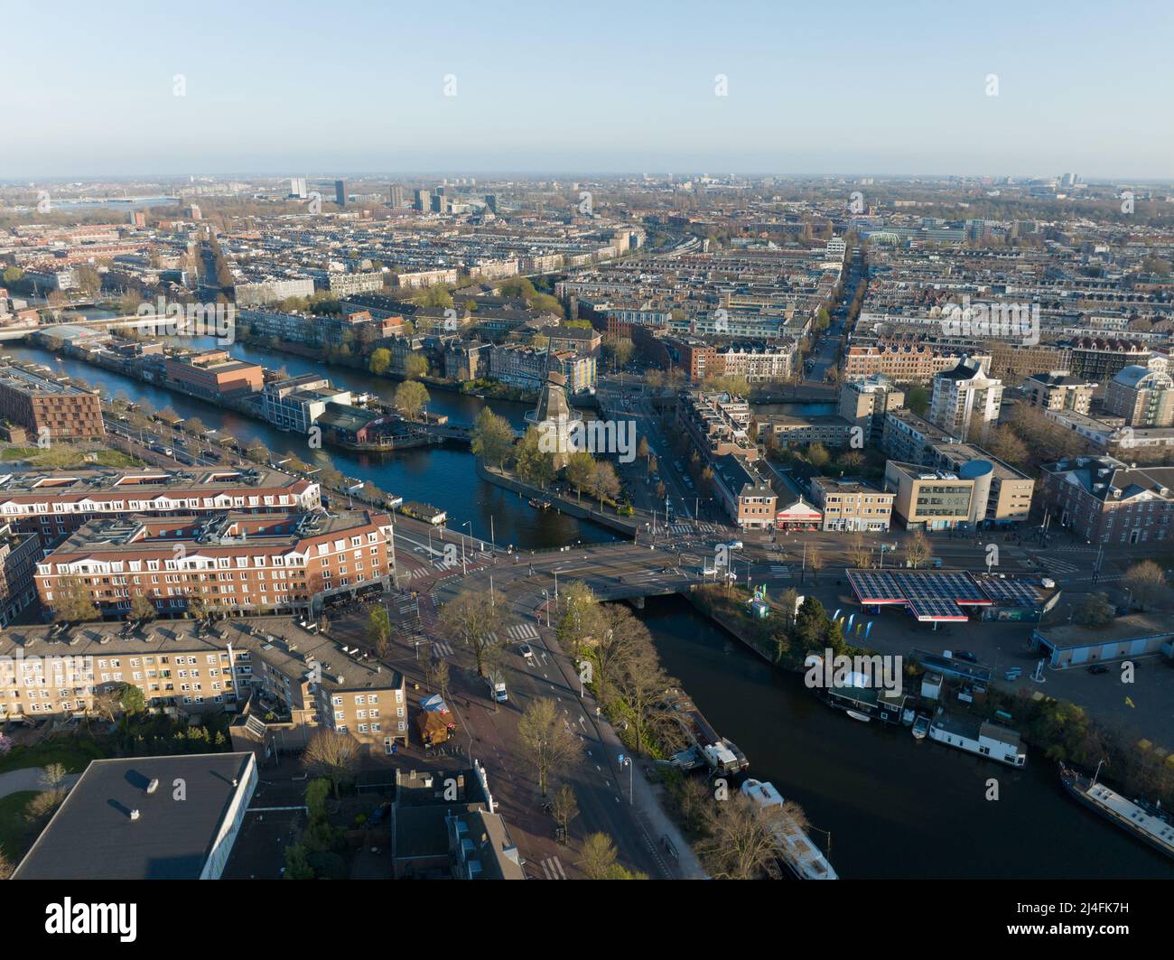 Amsterdam, 26th mars 2022, pays-Bas. Vue sur la ville d'Amsterdam du moulin à vent de Gooyer, site historique traditionnel, à la Funenkade et à brouwerij t ij Banque D'Images