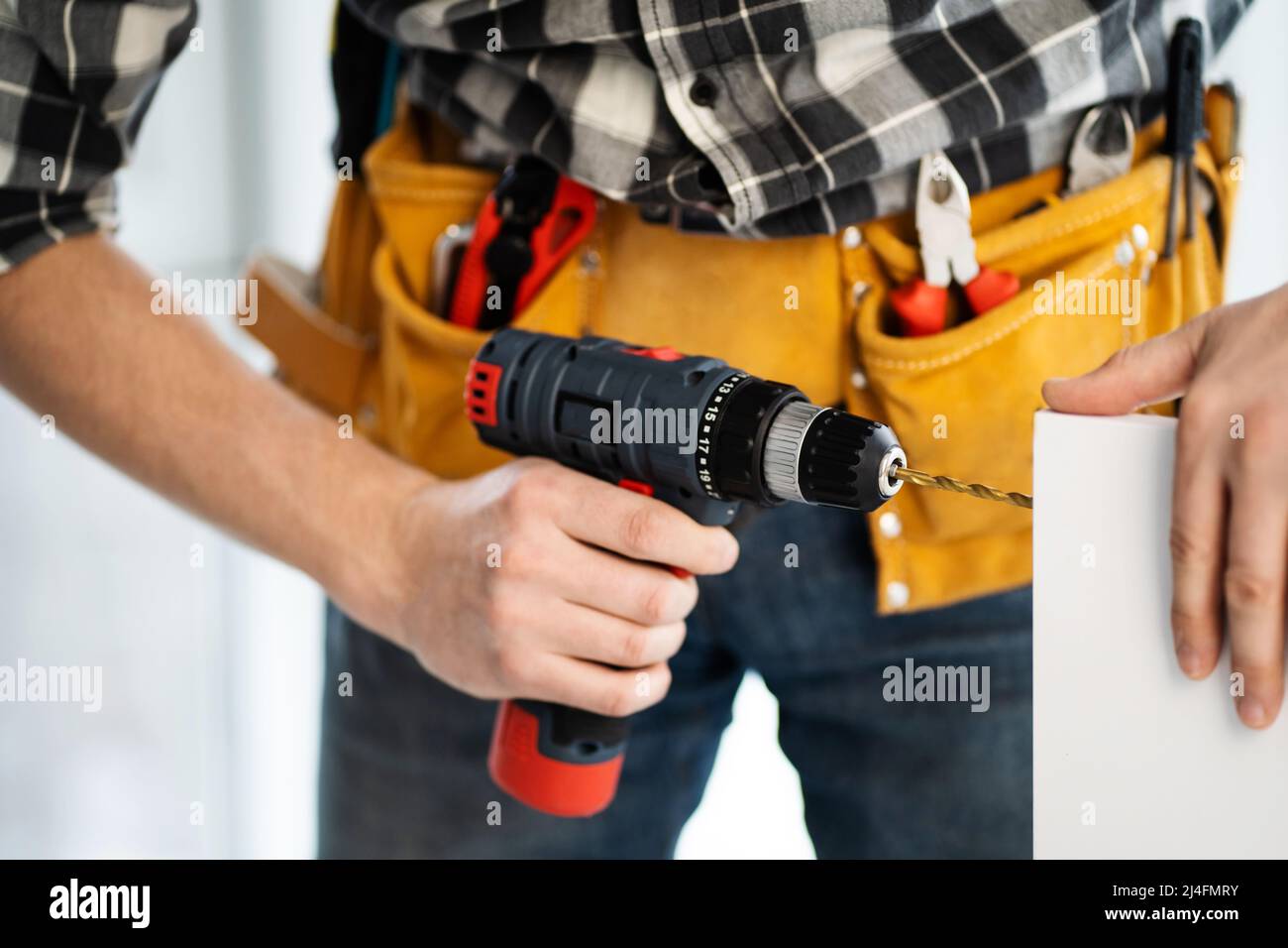 Employé dans le panneau de meubles de forage de tapis d'outils Banque D'Images