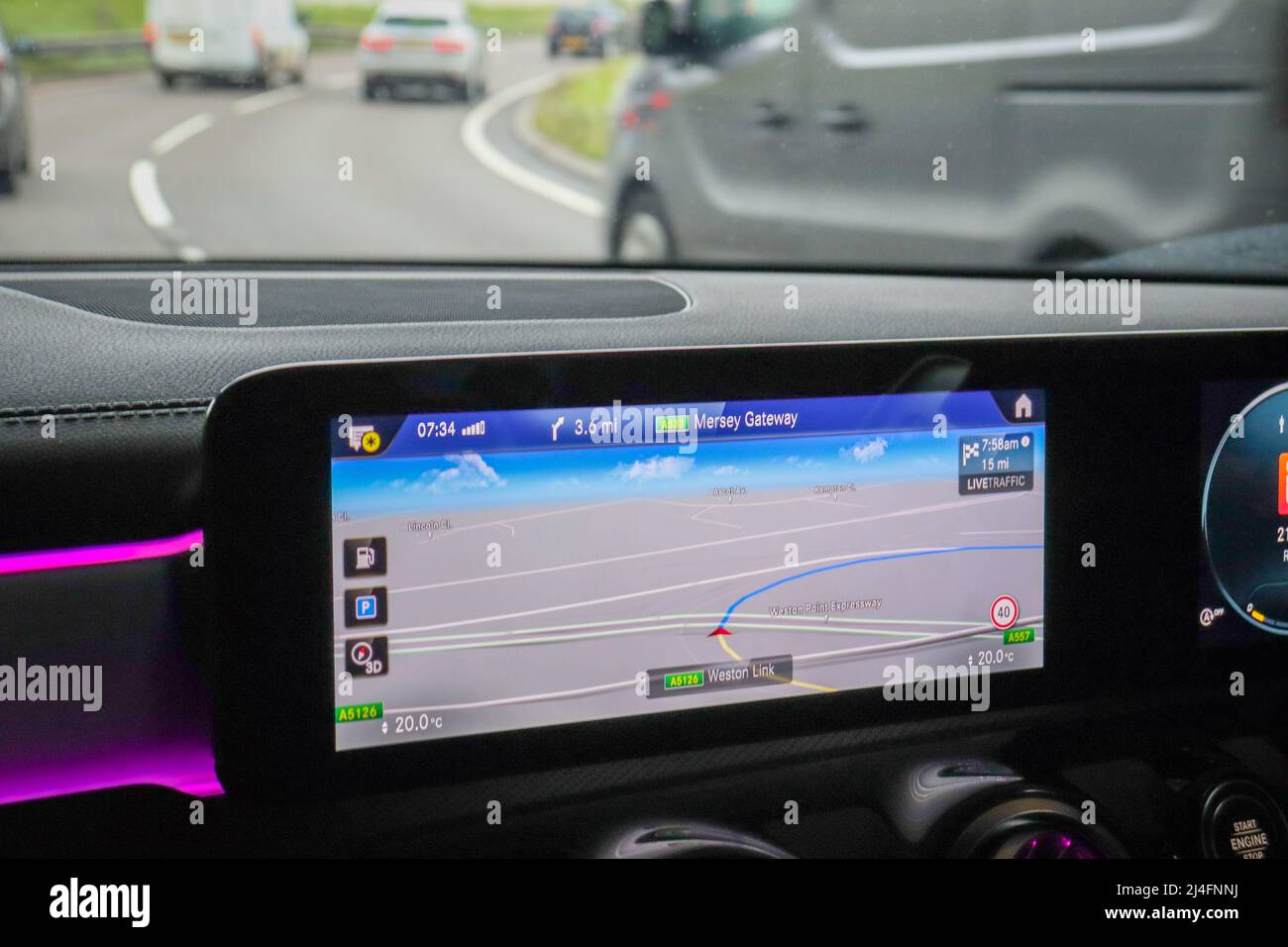 Écran de navigation par satellite intégré sur une voiture, avec vue sur le pare-brise Banque D'Images