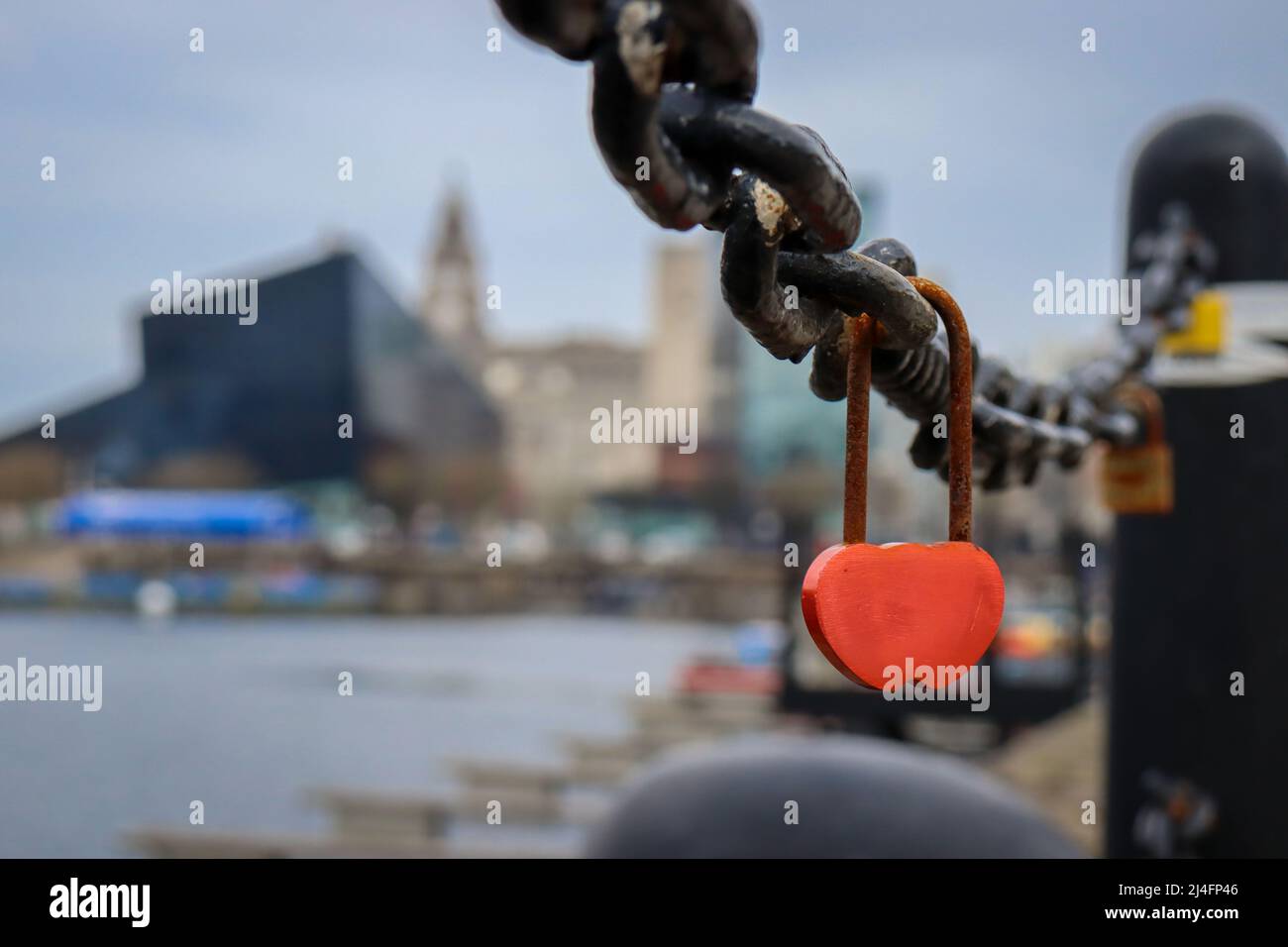 Pier Head, cadenas Red Love Heart sur Albert Dock, Liverpool Banque D'Images