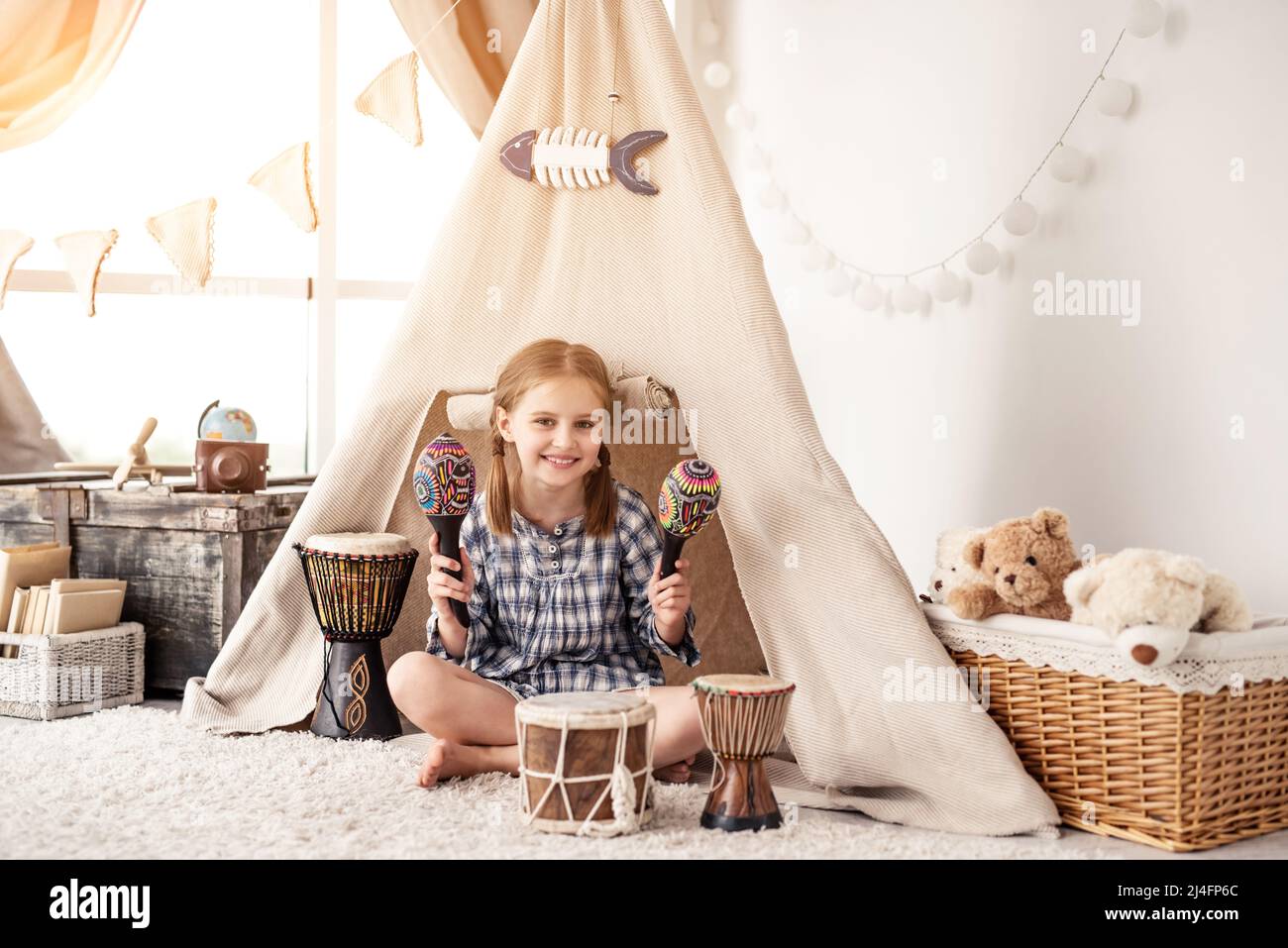 Petite fille avec maracas et djembe tambours Banque D'Images