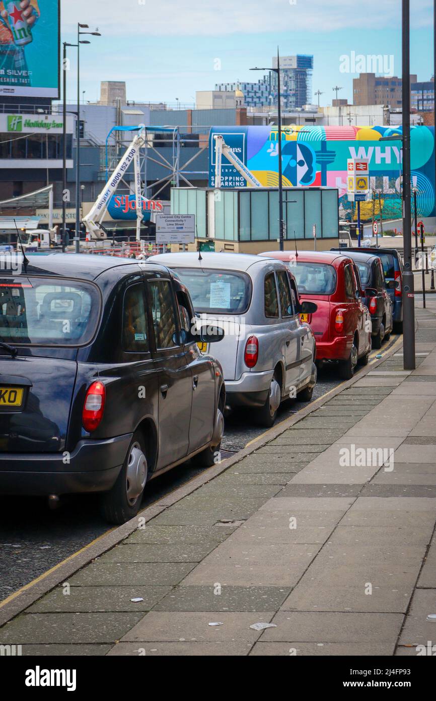 ROW of taxi's à l'extérieur de la gare de Lime Street, centre-ville de Liverpool Banque D'Images