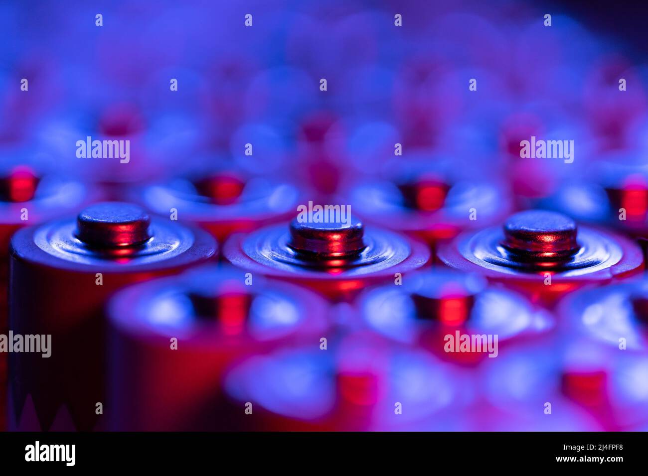 Gros plan des extrémités positives des piles déchargées, tailles AA, prise de vue macro, mise au point sélective. Batterie usagée Banque D'Images