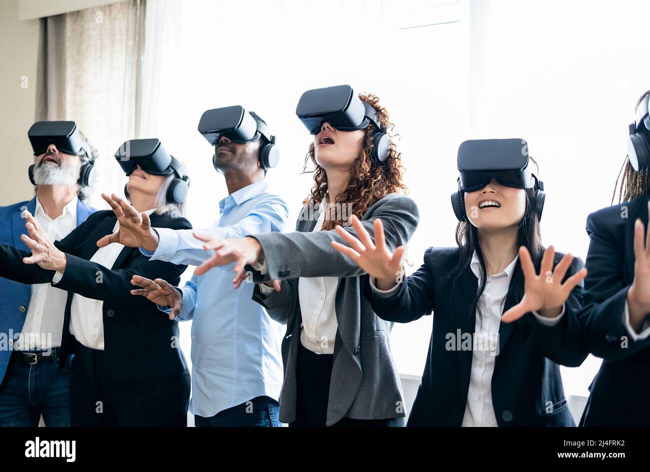 Les gens d'affaires multiraciaux portant la technologie futuriste de lunettes de réalité virtuelle - Metaverse concept Banque D'Images