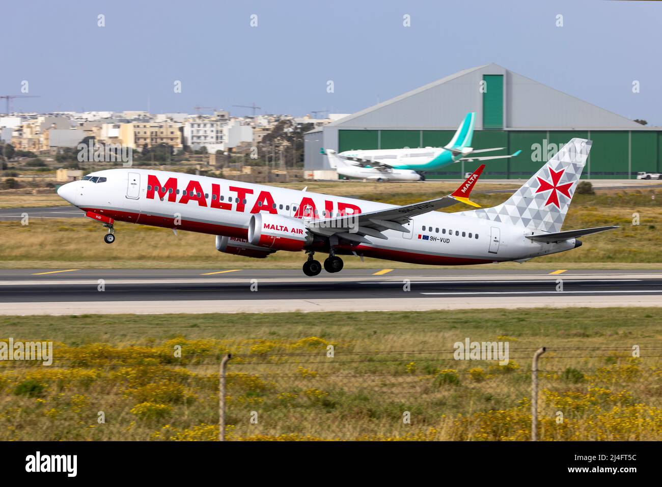 Malta Air Boeing 737-8 MAX 200 (REG: 9h-VUD) se levant de la piste 13 en route vers Milan, Italie. Banque D'Images