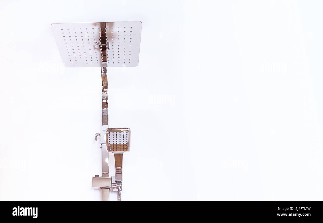 clôture de douche à effet pluie chromée, objet isolé accroché au mur, pâte de copie Banque D'Images