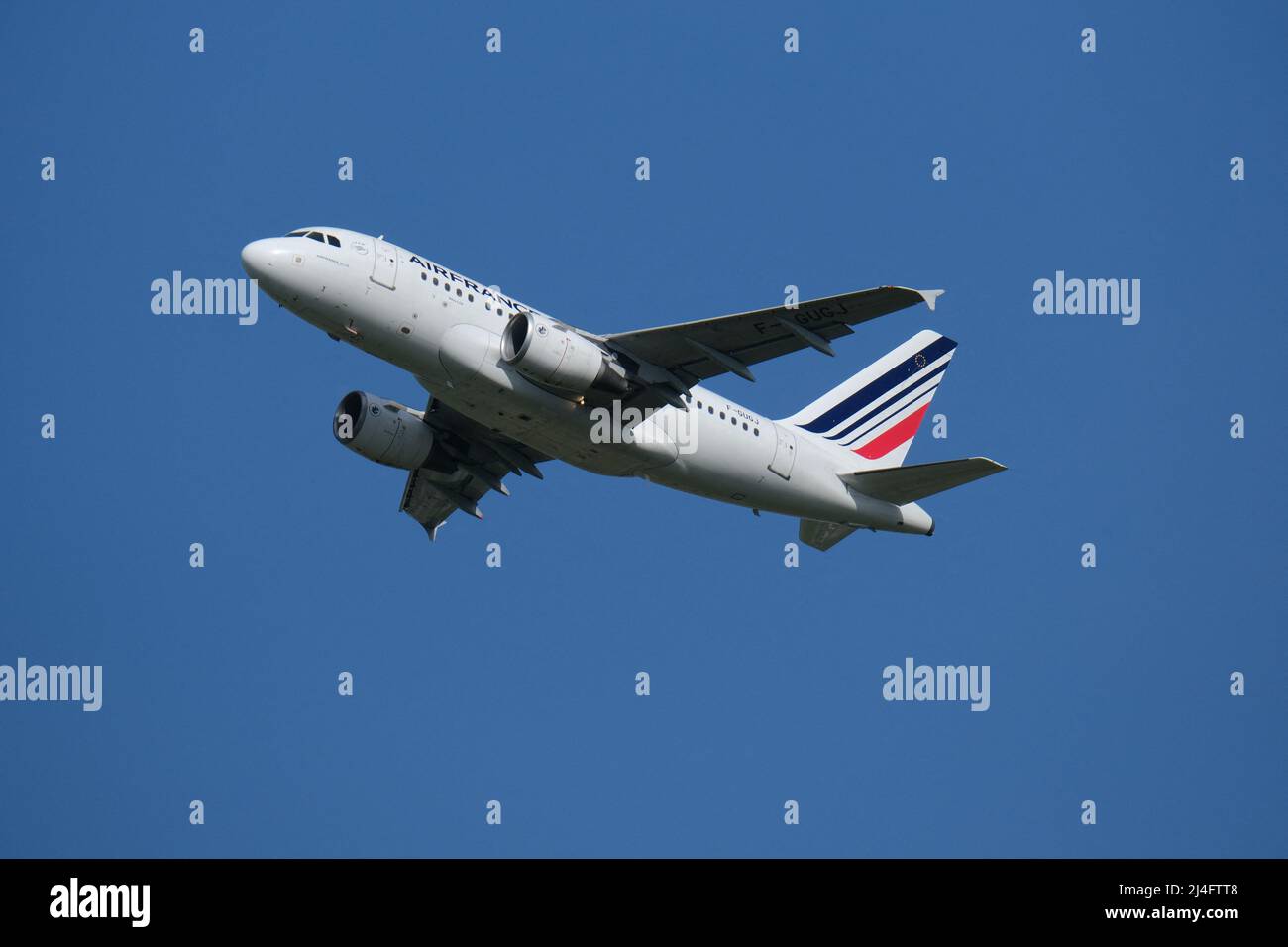 Avion de la société Air France. Quelques jours avant les vacances de Pâques, plusieurs compagnies aériennes à bas prix (Volotea, Vueling et Ryanair) ont déposé des avis de grève. Après avoir accepté des réductions de salaires pendant la pandémie de Covid-19, le personnel de vol et les pilotes ne peuvent obtenir d'augmentation de salaire, malgré la reprise d'une activité en forte hausse. Toulouse, le 14 avril 2022. Photo de Patrick Batard/ABACAPRESS.COM Banque D'Images