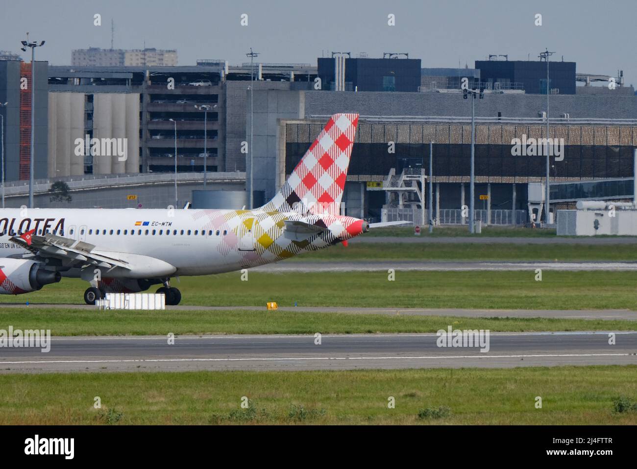 Avion de la société Volotea. Quelques jours avant les vacances de Pâques, plusieurs compagnies aériennes à bas prix (Volotea, Vueling et Ryanair) ont déposé des avis de grève. Après avoir accepté des réductions de salaires pendant la pandémie de Covid-19, le personnel de vol et les pilotes ne peuvent obtenir d'augmentation de salaire, malgré la reprise d'une activité en forte hausse. Toulouse, le 14 avril 2022. Photo de Patrick Batard/ABACAPRESS.COM Banque D'Images