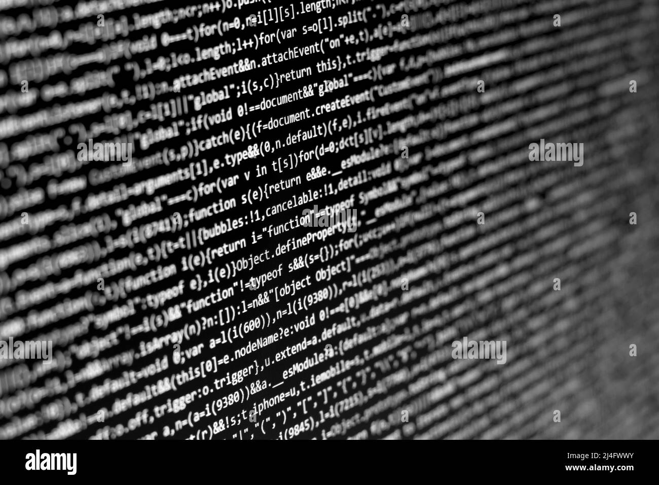 Le développeur du logiciel effectue le codage. Ecran de code abstrait noir et blanc à utiliser comme arrière-plan. Le programmeur effectue le codage Web. Mise au point sélective Banque D'Images