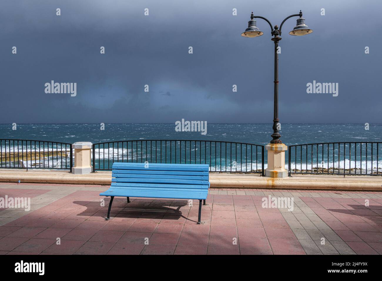 Un ciel orageux sur le front de mer à Sliema hors saison, Malte Banque D'Images