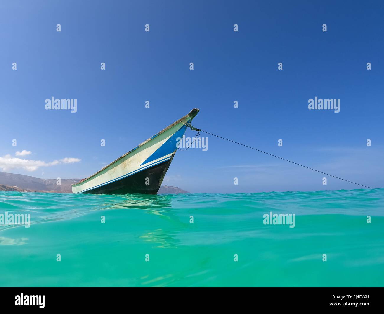 Bateau de pêche amarré au large de la côte de Socotra. Socotra, Yémen. Banque D'Images