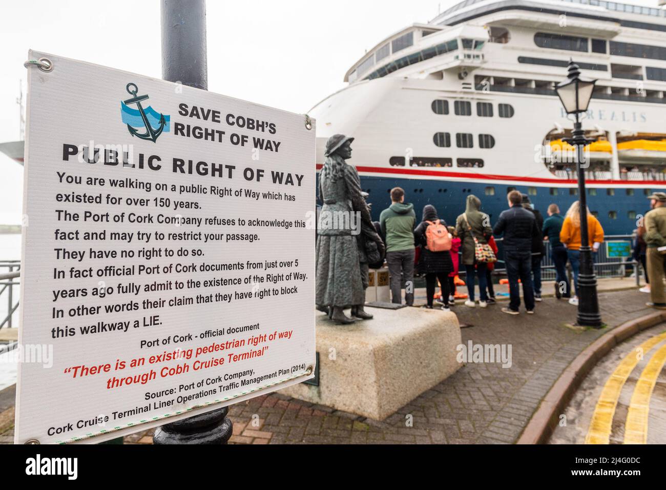 Cobh, Co. Cork, Irlande. 15th avril 2022. Premier bateau de croisière à visiter le port de Cork en 3 ans, 'Borealis' arrive ce matin au terminal de croisière de Cobh. Le groupe de protestation « Save Cobh Right of Way » a organisé une petite manifestation contre la fermeture par le port de Cork de l'Right of Way public lorsque les navires de croisière amarent. Crédit : AG News/Alay Live News Banque D'Images