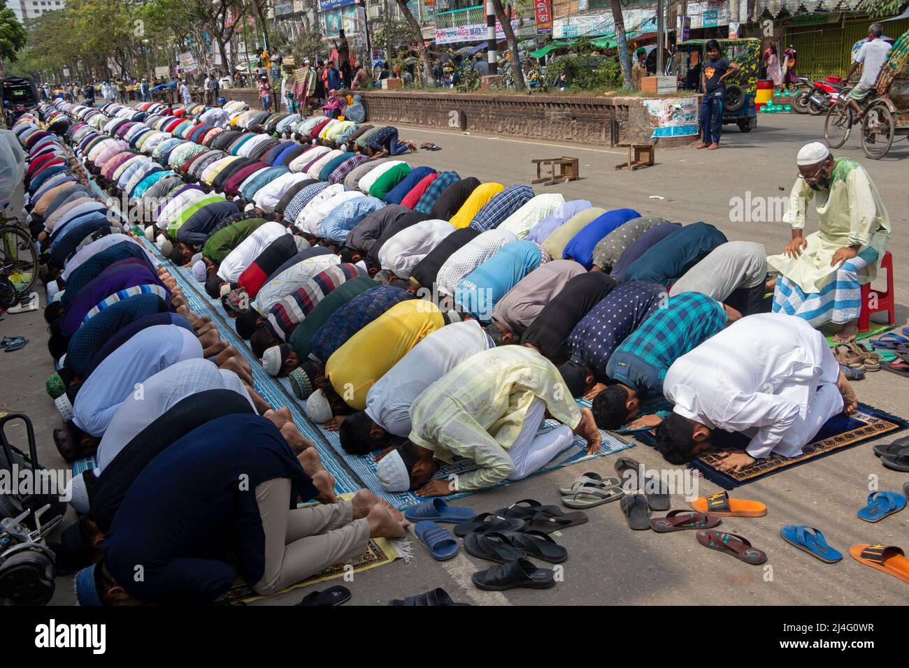 Narayanganj, Dhaka, Bangladesh. 15th avril 2022. Les dévotés musulmans  s'agenouillent au milieu d'un carrefour routier très animé pour offrir la  prière de Jummah dans une rue près de la mosquée dit pendant
