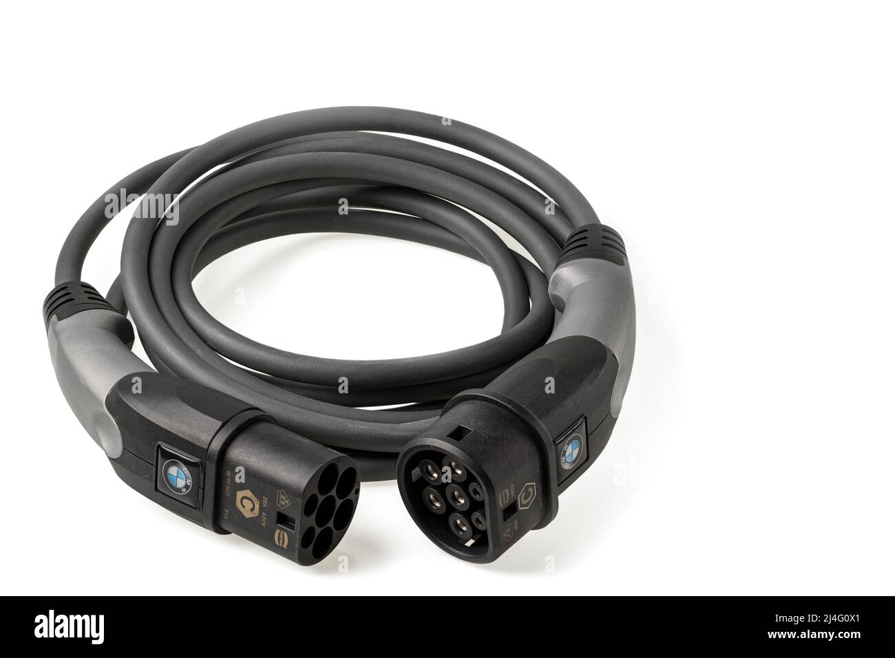 Gros plan du câble de chargement noir pour véhicule électrique BMW pour utilisation en extérieur avec fiche mâle 3 phases 20A 480V isolée sur fond blanc. Suède. Banque D'Images