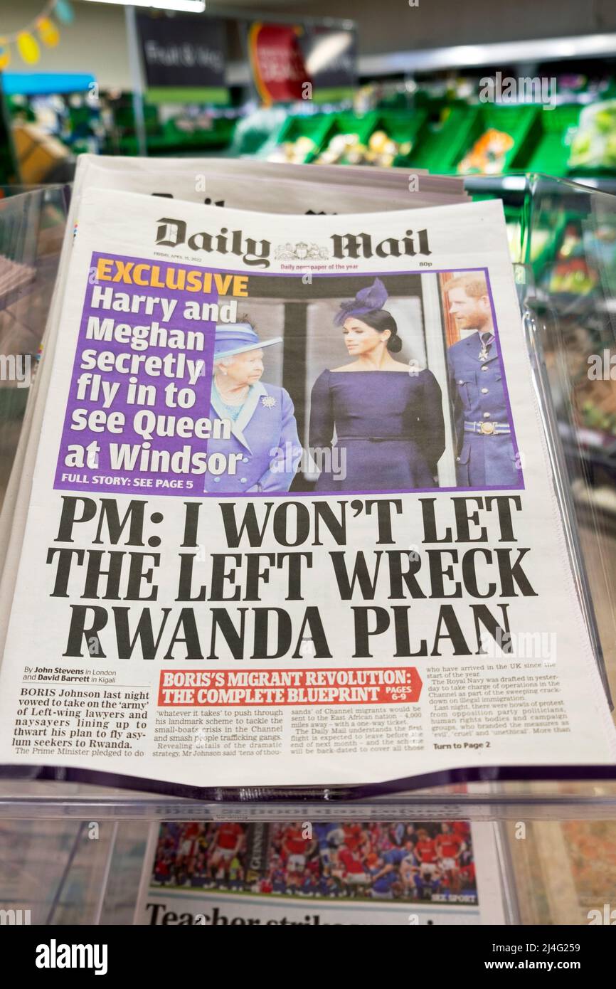 Journal Daily Mail page principale Harry & Meghan & Queen Visit & Boris Johnson « I Whatn't Lave The Left Wreck Rwanda Plan » 15 avril 2022 Londres Royaume-Uni Banque D'Images
