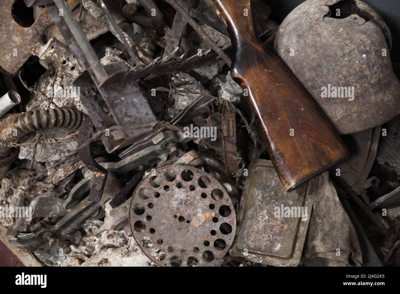 L'arme rouillée cassée de la Seconde Guerre mondiale se trouvait sur le terrain, de vieux trophées de guerre arrière-plan Banque D'Images