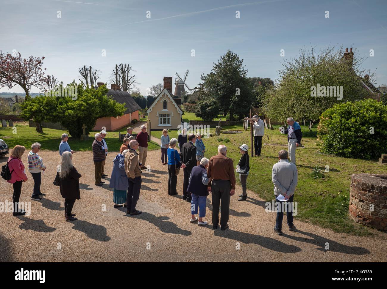 Thaxted, Essex, Royaume-Uni. 15th avril 2022. Vendredi Saint de Pâques procession de témoin par Thaxted Essex, Royaume-Uni. 15th avril 2022. Daniel Fox porte la Croix alors qu'il dirige le cortège de Witness à travers l'ancienne ville de Thaxted dans le nord-ouest de l'Essex. Des membres des Églises catholique, anglicane, baptiste et réformée unie étaient présents. Vu ici: En dehors de l'église Thaxted avec les 17th cent. Chambres d'alms Thaxted et 18th cent. Le Moulin de John Webb en arrière-plan crédit : BRIAN HARRIS/Alay Live News Banque D'Images
