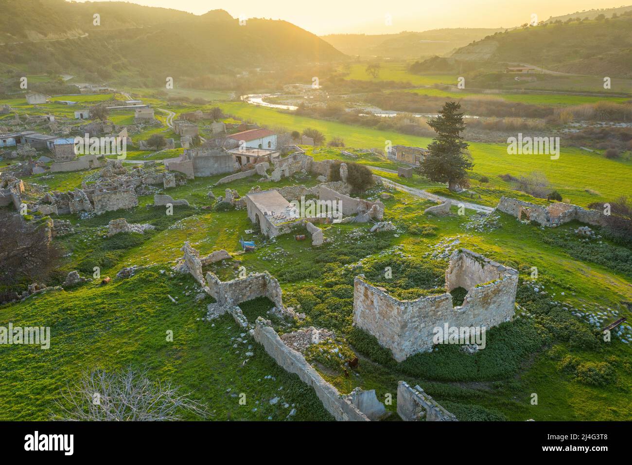 Ruines du village de Souskiou dans le quartier de Paphos, Chypre. Il a été abandonné à la suite de l'invasion turque en 1974 Banque D'Images