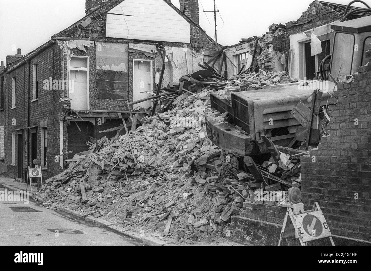 Photographie d'archives de maisons démolies et démolies en partie dans Kirby Street, King's Lynn. L'image est un scan du négatif noir et blanc original pris en février 1976. Banque D'Images