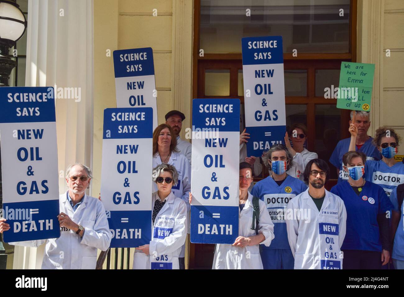 Londres, Royaume-Uni, 15th avril 2022. Les scientifiques ont organisé une manifestation devant le poste de police de Charing Cross en solidarité avec l'activiste et scientifique Emma Smart, qui a été arrêtée il y a deux jours pour s'être encolée dans le bâtiment du gouvernement BEIS dans le cadre des actions climatiques de la rébellion contre l'extinction, et est actuellement en grève de la faim dans sa cellule. Credit: Vuk Valcic/Alamy Live News Banque D'Images