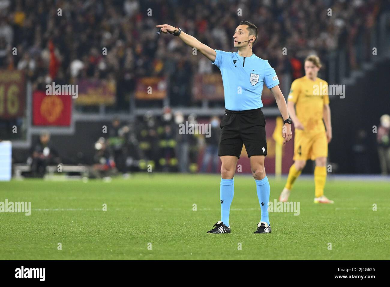 Arbitre José Maria Sanchez lors du retour des quarts de finale de la Ligue de la Conférence de l'UEFA entre A.S. Roma et FK Bodo/Glimt au Stadio Olimpico le 13th avril 2022 à Rome, Italie. Banque D'Images