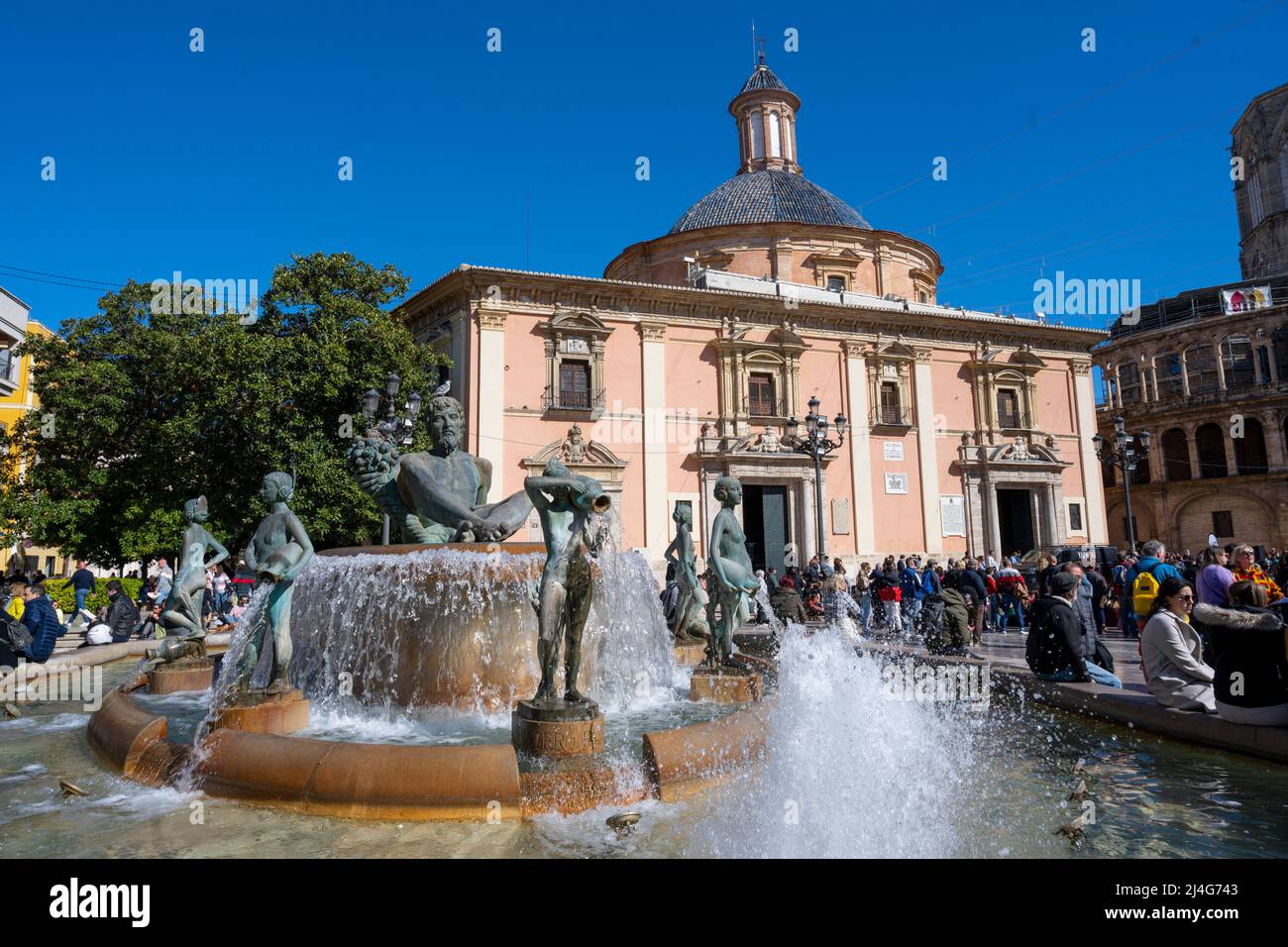 Spanien, Valencia, Plaza de la Virgen (Plaça de la Mare de Deu), Brunnen font del Túria, dahinter die Basilika de la Marede Deu dels Desamparados Banque D'Images
