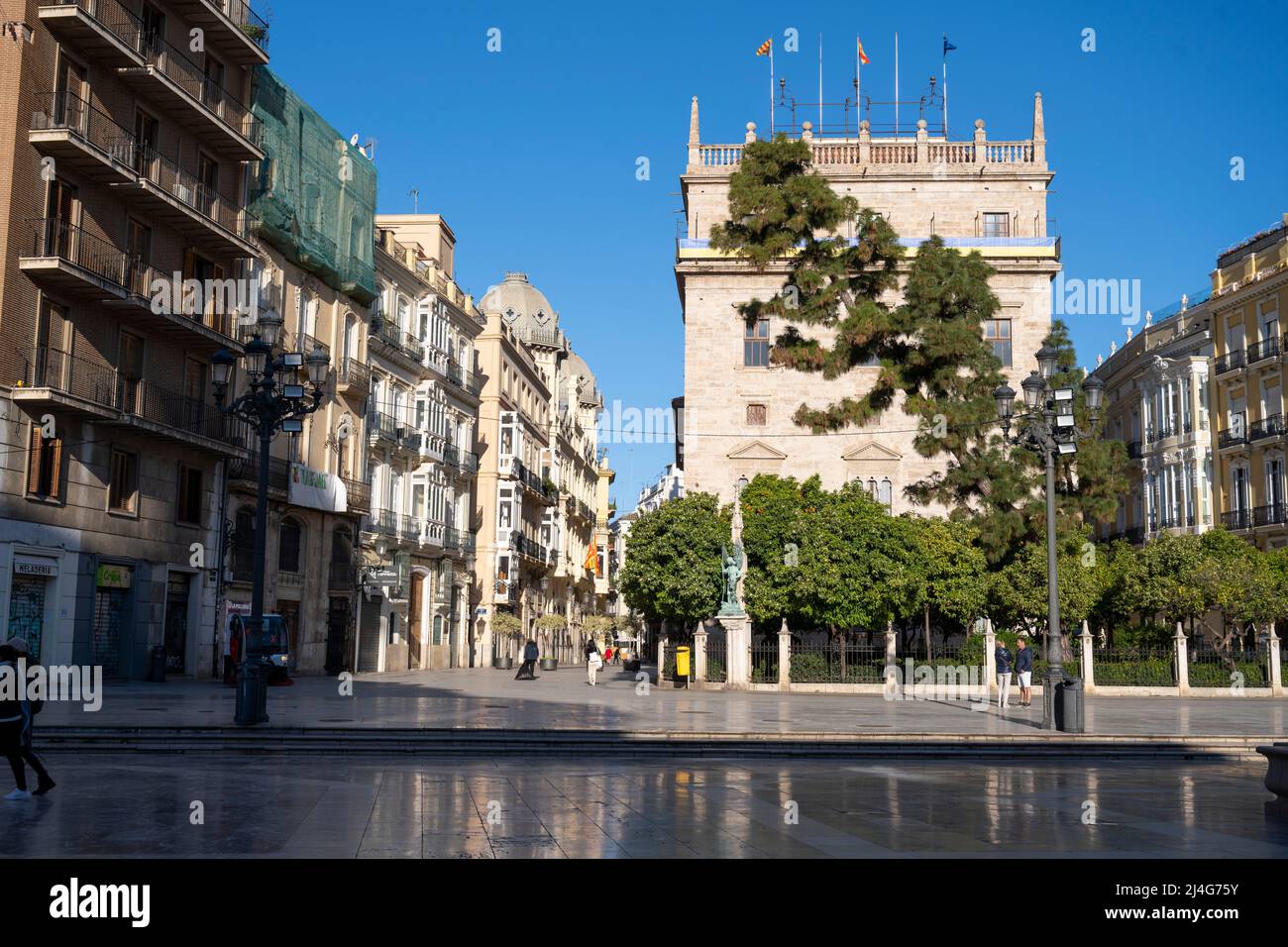 Spanien, Valencia, Plaza de la Virgen (Plaça de la Mare de Déu), Blick vom Platz über den Park 'Jardines de la Generalitat' auf das Palau de la genera Banque D'Images