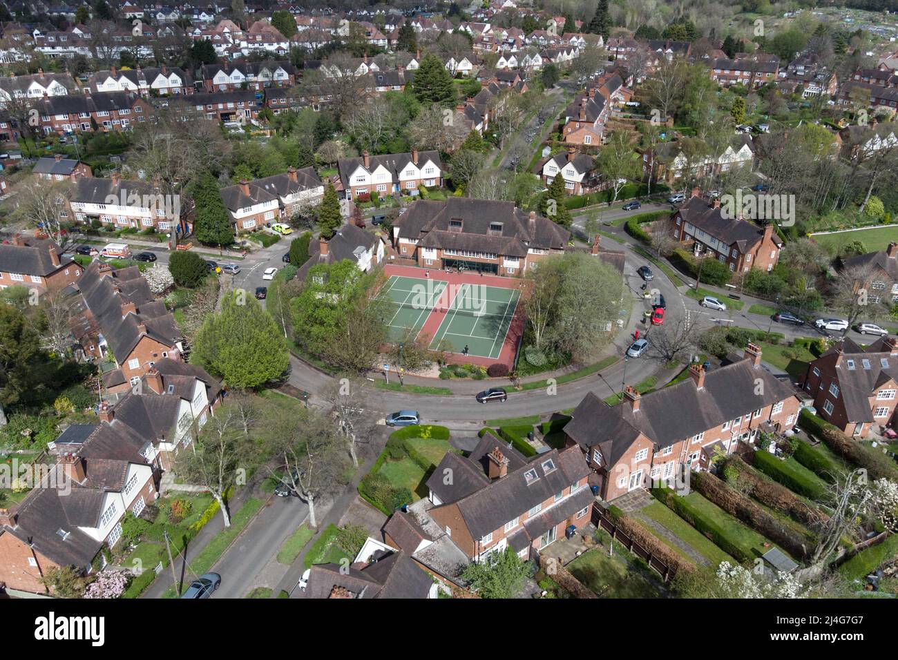 Harborne, Birmingham, Angleterre, 15 avril 2022. Les joueurs de tennis du Moor Pool Tennis Club ont apprécié le chaud temps ensoleillé de Bank Holiday comme ils ont joué sur le court qui est au centre d'un rond-point dans la banlieue verdoyante de Harborne, Birmingham le vendredi Saint. Crédit : arrêtez Press Media/Alamy Live News Banque D'Images